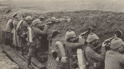 Soldats allemands dans les tranchées en Flandre tirant à travers des meurtrières faites de petites boîtes en bois et de tuyaux d