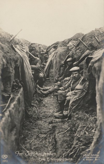 Soldats allemands faisant une pause dans les tranchées, Première Guerre mondiale - Photographer German