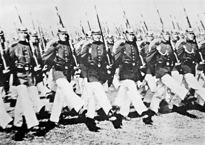 Troupes allemandes défilant devant le Kaiser, 28 août 1911 - Photographer German