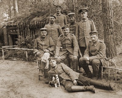Groupe de soldats allemands avec un chien - Photographer German