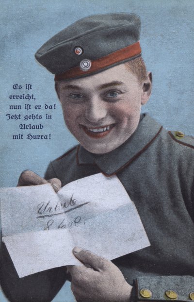 Soldat allemand heureux avec une notification de congé - Photographer German