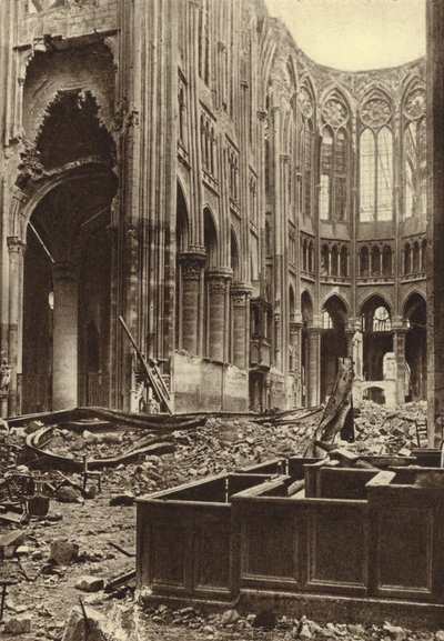 Intérieur de la basilique de Saint-Quentin, France, détruite par le bombardement allié, Première Guerre mondiale - Photographer German