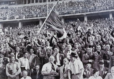 Supporters italiens soutenant leurs athlètes dans le stade aux Jeux Olympiques, Berlin, Allemagne - Photographer German