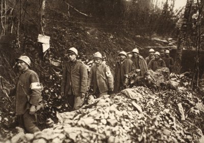 Prisonniers italiens à Tolmin ramenés à travers leurs propres positions le premier jour de la bataille, 24 octobre 1917 - Photographer German