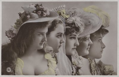 Ligne de femmes en tenue historique - Photographer German