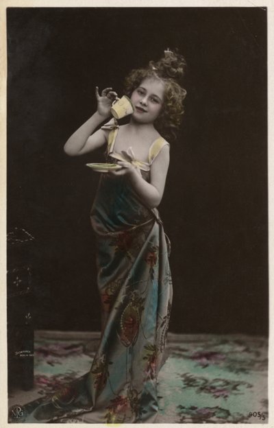 Petite fille déguisée buvant du thé - Photographer German