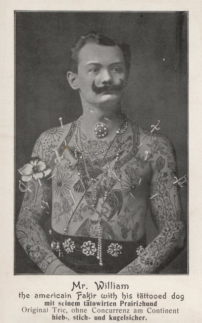 M. William, le fakir américain avec son chien tatoué - Photographer German