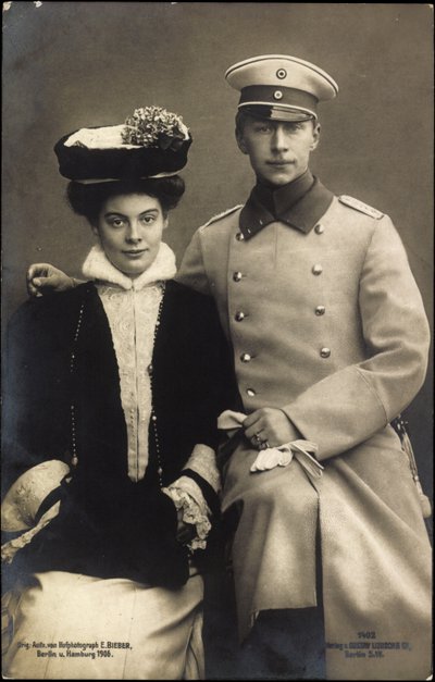 Princesse Cécilie avec Prince Guillaume, Manteau et Chapeau - Photographer German