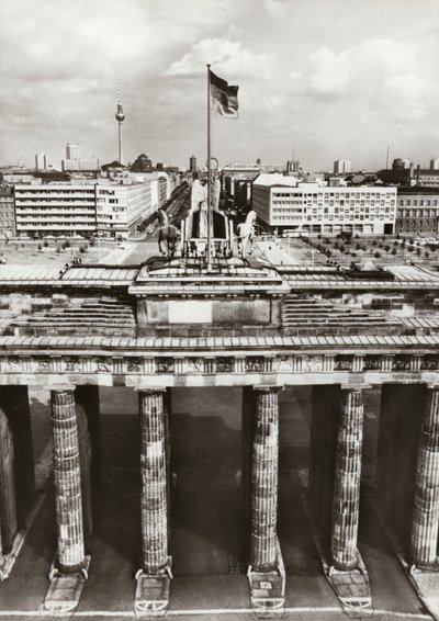 Protégée par des frontières sûres, la construction de la capitale de la RDA continue (photo n/b) - Photographer German