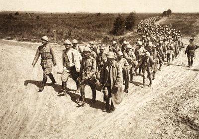 Prisonniers roumains arrivant de la bataille de Focsani - Photographer German