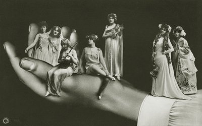 Main surréaliste tenant des femmes assorties - Photographer German