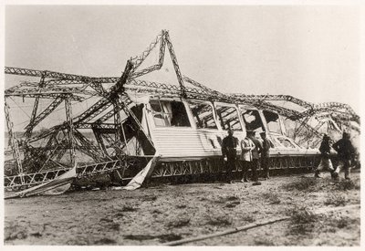 Les ruines du Zeppelin LZ10 "Schwaben" après sa destruction le 28 juin 1912 - Photographer German
