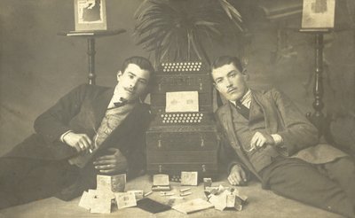 Deux hommes fumant des cigarettes - Photographer German