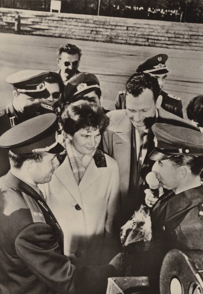 Valentina Tereshkova-Nikolayeva et Yuri Gagarin chaleureusement accueillis lors de leur visite aux gardes-frontières à Berlin le 20 octobre 1963 (photo n/b) - Photographer German