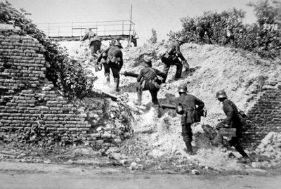 Section de mitrailleuses allemandes de la Première Guerre mondiale avançant pendant la bataille de l
