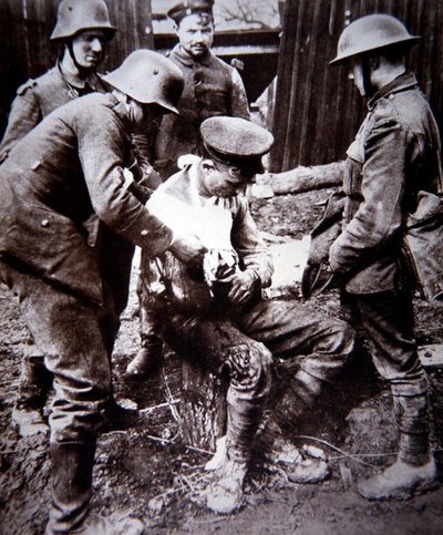 Infirmier Allemand de la Première Guerre Mondiale Soignant un Soldat Britannique Blessé sur le Front Occidental - Photographer German