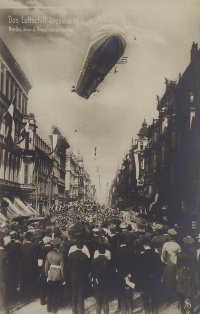 Zeppelin LZ III survolant la Friedrichstrasse, Berlin - Photographer German
