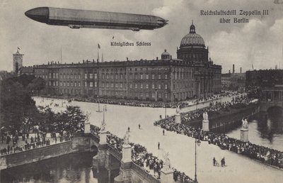 Zeppelin LZ III survolant le palais de la ville, Berlin - Photographer German