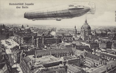 Dirigeable Zeppelin survolant Berlin - Photographer German