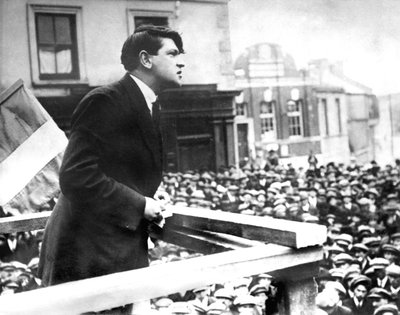 Dernière photo du politicien irlandais Michael Collins, lors de son discours au comité de Skibbereen, mars 1922 (photo n/b) - Photographer Irish