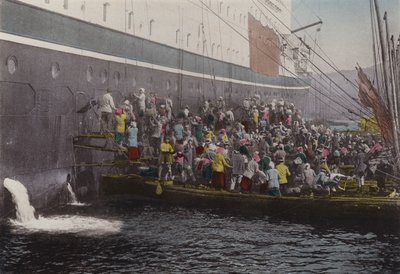 Japon, vers 1912 : Chargement de charbon sur le navire au port de Nagasaki - Photographer Japanese