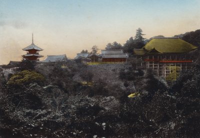 Japon, vers 1912 : Temple Kiyomizu, célèbre pour sa scène suspendue au bord d