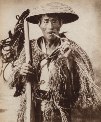 Coolie japonais (travailleur agricole) portant un chapeau pour se protéger de la forte pluie dans les rizières (photo n/b) - Photographer Japanese