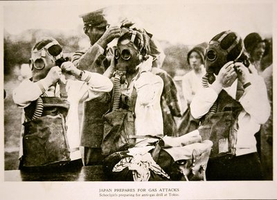 Écolières japonaises à Tokyo se préparant à un exercice anti-gaz - Photographer Japanese