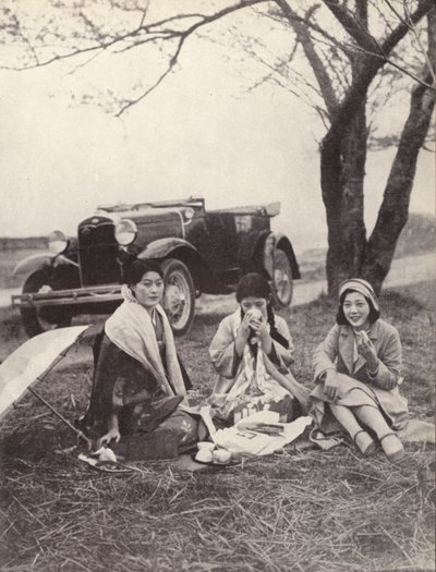 Femmes japonaises à un pique-nique portant des vêtements occidentaux (photo n/b) - Photographer Japanese