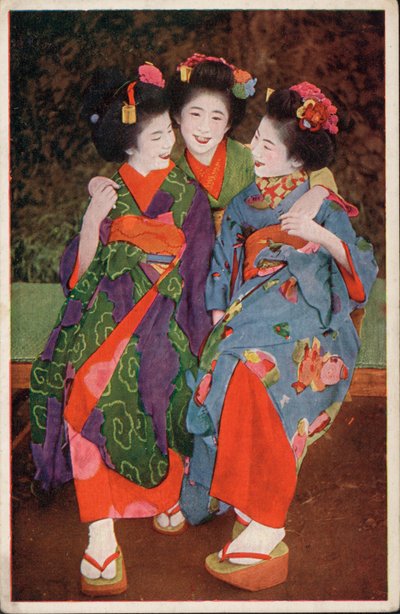 Trois jeunes femmes japonaises en costume traditionnel - Photographer Japanese