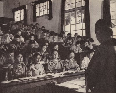 Jeunes femmes japonaises dans leur dernière année à l