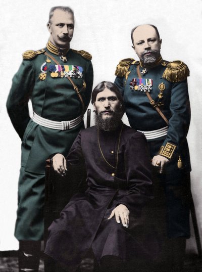 Grigory Iefimovich Novykh, connu sous le nom de Raspoutine (1869-1916) avec le capitaine von Lohman et le prince colonel Putyatin. (De gauche à droite : Prince Mikhail Putyatin, Grigory Raspoutine et Colonel D Loman) - Photographer Russian