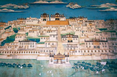 Fresque représentant la ville dans le monastère de Ganden Sumtsenling (gompa), Zhongdian (en tibétain Gyalthang, renommé en 2001 en Shangri-La par le gouvernement chinois pour promouvoir le tourisme dans cette région du plateau tibétain), province du Yunna - Blaise Nicolas Le Sueur