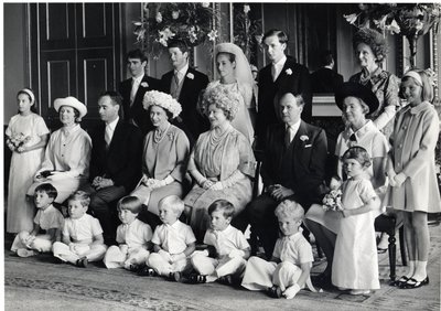 Photo de groupe de mariage de Lord Hartington et Amanda avec SM la Reine et la Reine Mère, 28 juin 1967 - Blaise Nicolas Le Sueur