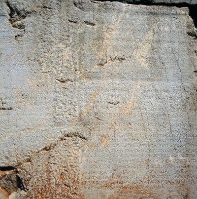 Mur avec inscriptions près du Temple d