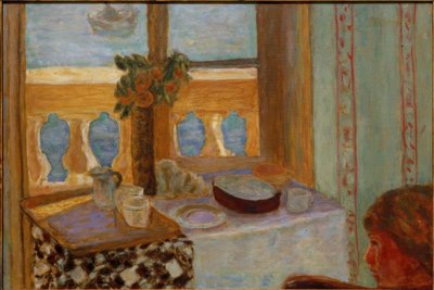 Intérieur au balcon / Intérieur clair / Femme près d