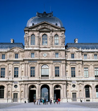 Architecture : vue de la cour carrée au Louvre. Réalisée par Pierre Lescot (1515-1578) - Pierre Lescot
