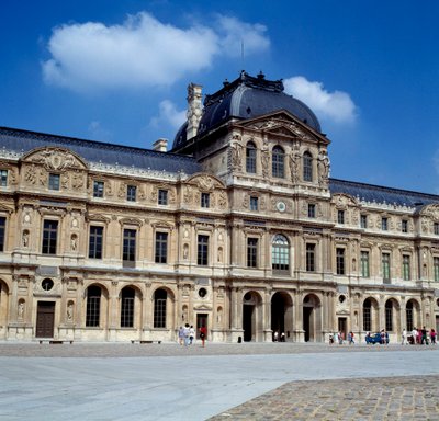 Architecture : vue de la cour carrée au Louvre. Réalisée par Pierre Lescot (1515-1578) - Pierre Lescot