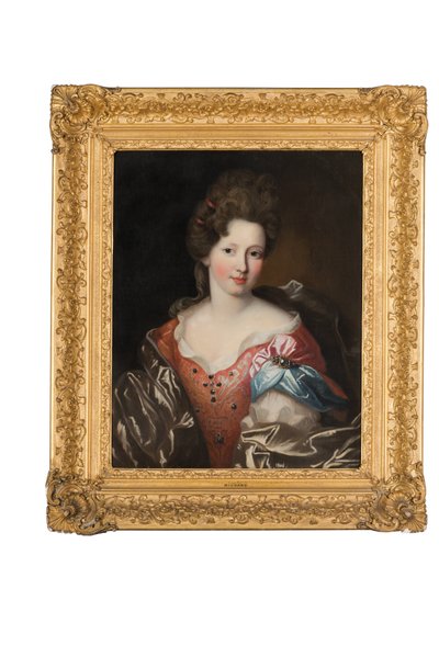 Portrait de Madame Valentinous, mi-longueur, en robe rouge brodée avec une écharpe bleue et grise - Pierre Mignard
