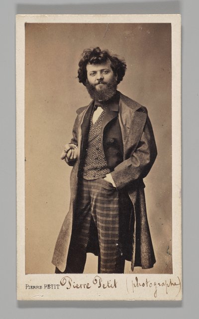 [Portrait en studio : autoportrait portant un pantalon à carreaux et un pardessus] - Pierre Petit