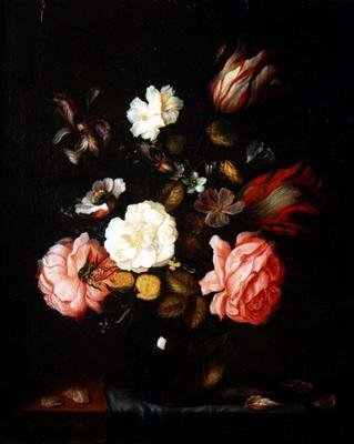 Fleurs dans un vase en verre sur une table drapée - Pieter van der Venne
