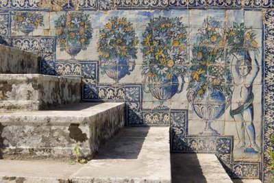 Azulejos dans les jardins du palais (céramique) - Portuguese School
