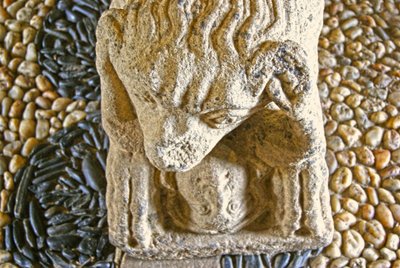 Lion mangeant un homme, base du sarcophage de D. Afonso Pires, ancien évêque de Porto, Lamego, Portugal vers 1372 - Portuguese School