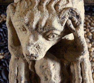 Lion mangeant un homme, base du sarcophage de D. Afonso Pires, ancien évêque de Porto, Lamego, Portugal vers 1372 - Portuguese School