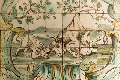 Carreaux de majolique représentant des chiens attaquant un taureau, de la salle de chasse au Palacio da Praia, Belem, vers 1680 - Portuguese School