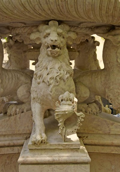 Atlantes mythiques à cornes de lion à la base d