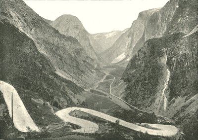 La route en zigzag et les chutes d