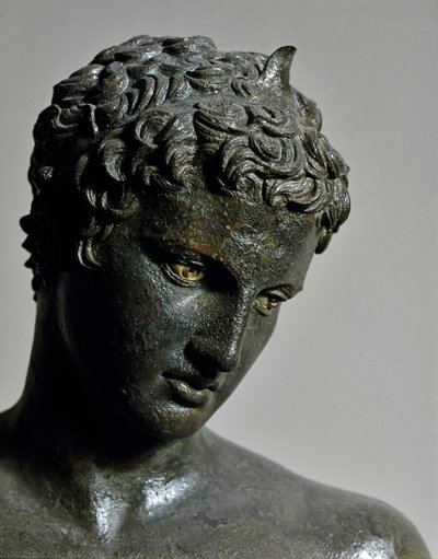 Art grec : statue en bronze du « jeune homme de Marathon » - Praxiteles