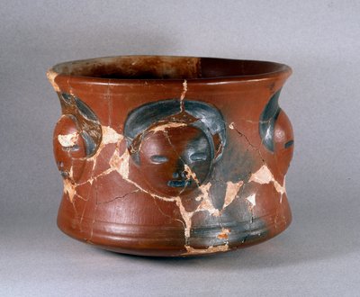 Récipient en terre cuite avec des visages humains. Art précolombien, culture Kotosh. Dim. 16,2 cm 1000 av. J.-C.-800 apr. J.-C. Lima, Musée National d