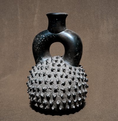 Art précolombien, civilisation cupisnique : vase en forme de scarabée et grenade - Pre Columbian Pre Columbian